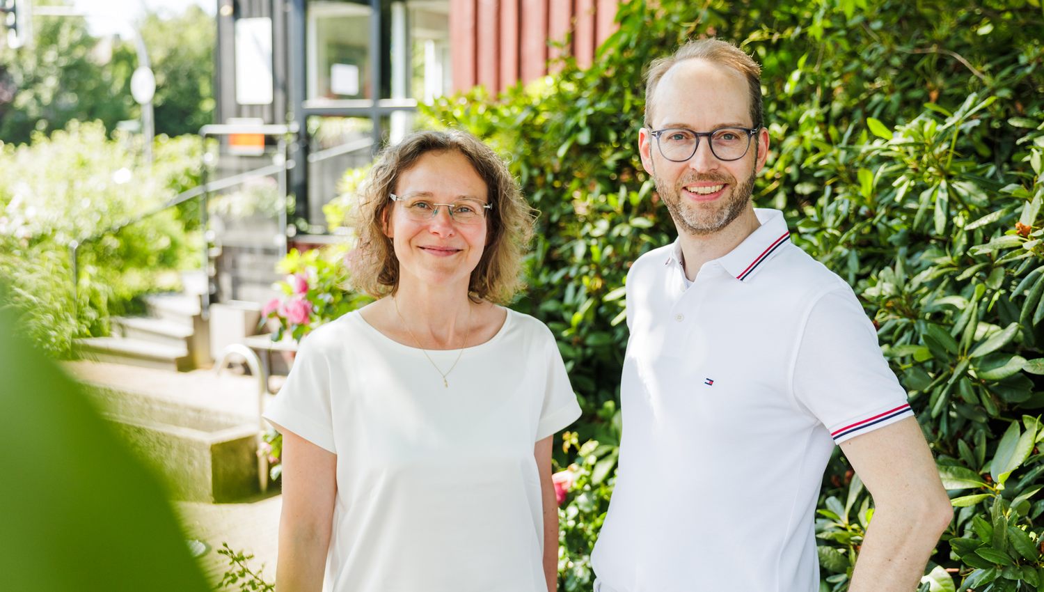 Dr. Florian Kircher und Dr. Friederike Preul stehen vor der Praxis