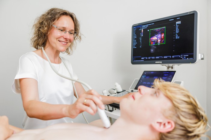 Frau Dr. Preul führt eine Ultraschalluntersuchung durch