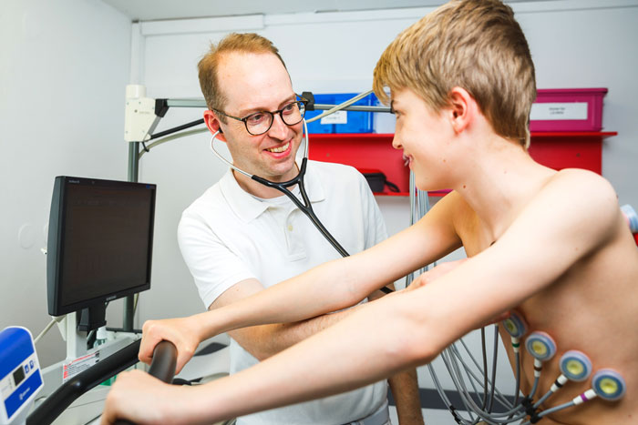Dr. Kircher beim Belastungs-EKG